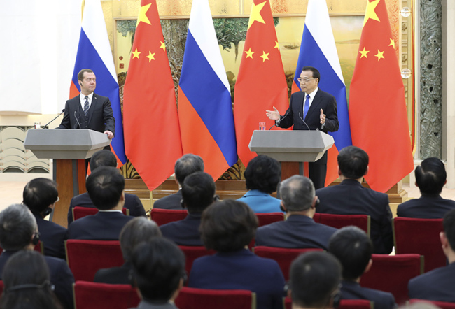Chinese Premier Li Keqiang (right) and his Russian counterpart Dmitry Medvedev meet the press after the 22nd regular meeting between the heads of government of China and Russia in Beijing, on Nov. 1, 2017. [Photo: Xinhua]