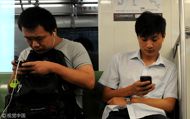 To a certain extent, the advent of digital device facilitates the rapid development of online literature as commuters could pass the time by reading stories on their mobile phones. [Photo:VCG]