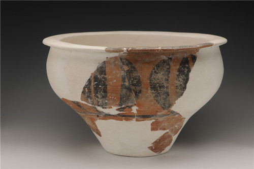 <br>A painted pottery basin excavated from the 5,500-year-old cemetery to the northeast of the Yangguanzhai ruins in Shaanxi Province. [Photo: Sina]