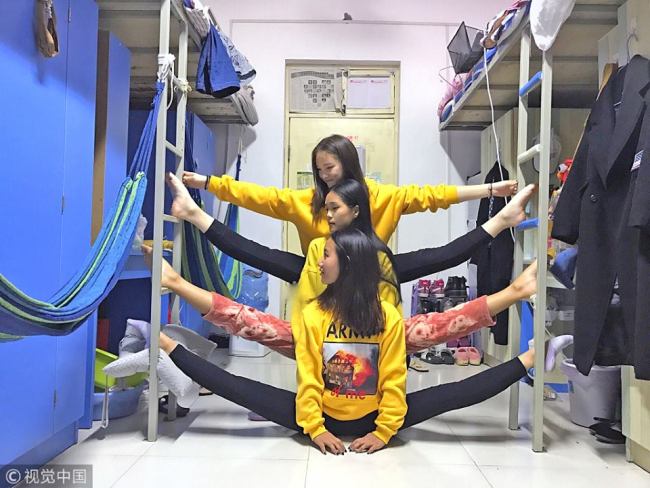 劈叉秀出新高度 College students show their terrific stretching ability 
