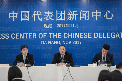 Zhang Jun (center), director of Department of International Economic Affairs, Chinese Foreign Ministry, speaks at a press briefing in Da Nang, Vietnam on November 11th, 2017. [Photo:gov.cn]