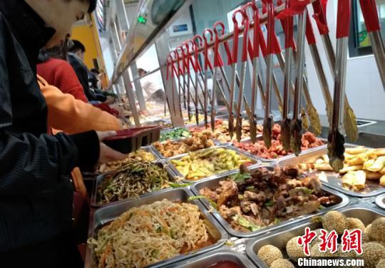 More than 60 different dishes are offered in a canteen at a university in Lanzhou on November 12, 2017. [Photo: Chinanews.com]