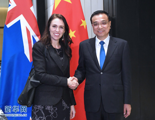 Chinese Premier Li Keqiang met with New Zealand's Prime Minister Jacinda Ardern on the sidelines of the East Asia leaders' meetings in the Philippine capital of Manila, on Nov. 13. [Photo: Xinhua]