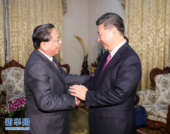 Chinese President Xi Jinping, also general secretary of the Communist Party of China (CPC) Central Committee, met in Vientiane on Monday with former Lao President Choummaly Saygnasone, also former general secretary of the Lao People's Revolutionary Party (LPRP) Central Committee. [Photo: Xinhua/Ding Lin]