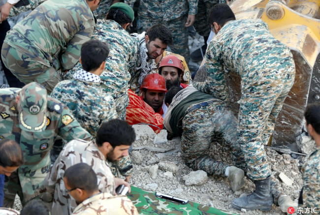Iranian Red Crescent and rescue workers try to extract the body of a victim out around wreckage of collapsed building in the city of Pole-Zahab, in Kermanshah Province, Iran, 13 November 2017. [Photo: IC]