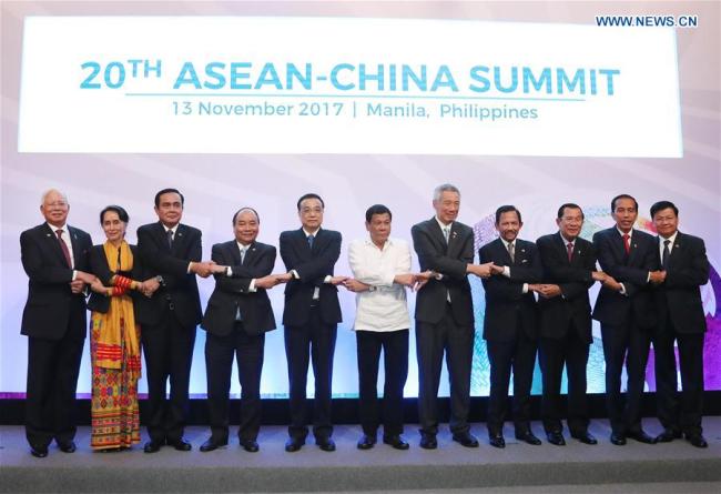 Chinese Premier Li Keqiang (5th L) and leaders of the Association of Southeast Asian Nations (ASEAN) member countries pose for group photos before the 20th China-ASEAN (10+1) leaders' meeting in Manila on November 13, 2017. [Photo: Xinhua/Liu Weibing]