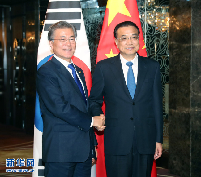 Chinese Premier Li Keqiang met with South Korean President Moon Jae-in on the sideline of a series of leaders' meetings on East Asian cooperation in the Philippine capital of Manila, Nov. 13, 2017. [Photo: Xinhua]