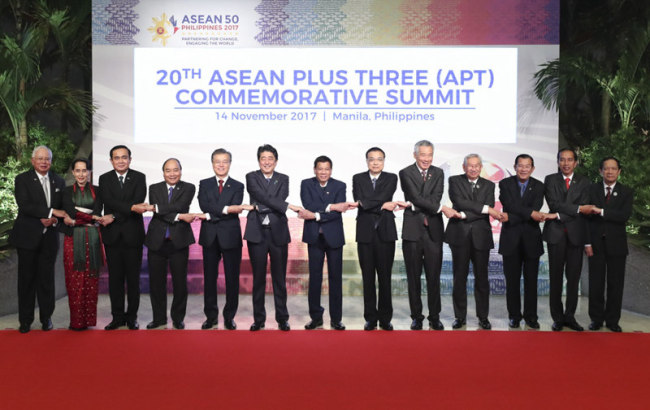Chinese Premier Li Keqiang (6th R) and leaders of the Association of Southeast Asian Nations (ASEAN) member countries, Japan and Republic of Korea pose for group photos before the 20th China-ASEAN (10+3) leaders' meeting in Manila on November 14, 2017. [Photo: Xinhua]