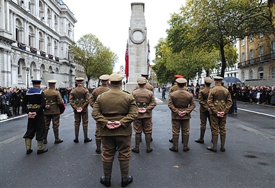 Soldiers pay respect to those who passed away in the First World War in London, the UK, on November 11, 2017. [Photo: VCG]