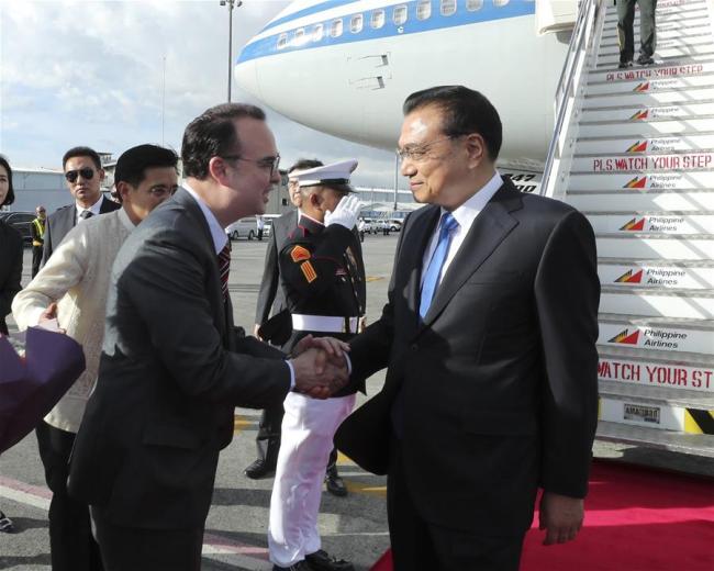 Chinese Premier Li Keqiang (R, front) arrives in Manila, the Philippines, Nov. 12, 2017, for an official visit to the Philippines and a series of leaders' meetings on East Asian cooperation. [File Photo: Xinhua]