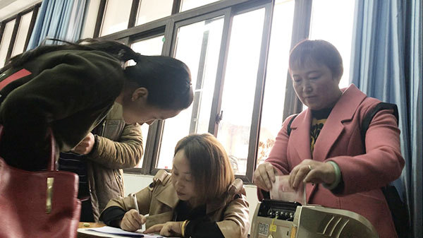 Members of the parents committee of No. 2 Middle School of Tianquan County collect money from parents during a parents' meeting at the school in Tianquan County, Ya'an City, Sichuan Province, on November 12, 2017. [Photo: thepaper.cn]