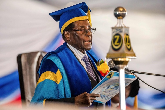 Zimbabwe's President Robert Mugabe delivers a speech during a graduation ceremony at the Zimbabwe Open University in Harare, where he presides as the Chancellor on November 17, 2017. [Photo: VCG]
