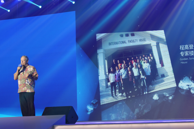 Gordon Trimble, former Hawaii State Senator and now a teacher in China, shares his story at the opening ceremony of the 3rd "Maritime Silk Road" (Fuzhou) International Tourism Festival. The festival kicked off in Fuzhou on November 19th. [Photo: China Plus]