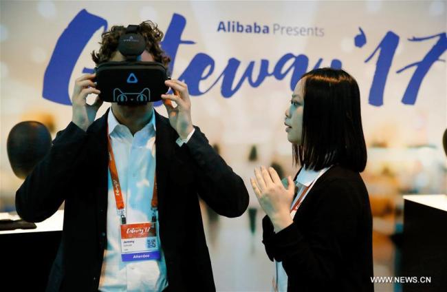 A man tries out the virtual reality (VR) shopping technique at Gateway' 17 held in Detroit, the United States, June 21, 2017. Gateway' 17, a conference held by Alibaba in Detroit on June 20-21, features presentations and breakout sessions aimed at educating attendees on what and how to sell to China, especially through e-commerce platforms, so that they can grow their businesses and go global.[Photo: Xinhua]