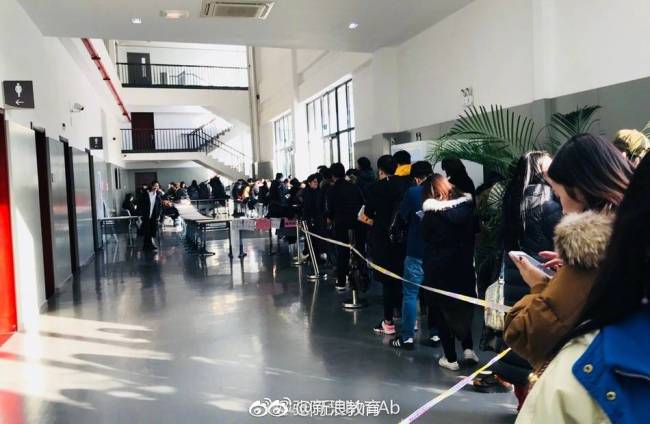Students wait in a long queue to buy special long down coats at the Central Academy of Drama in Beijing on November 21. [Photo: Sina Weibo]
