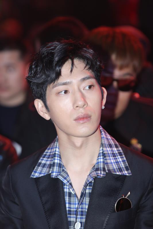 Chinese A-list star Jing Boran attends the 2017 VIVO NetEase Attitude Awards ceremony in Beijing on Thursday night, Nov 23, 2017. [Photo: China Plus]