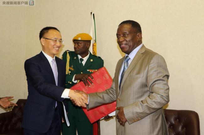 Visiting special envoy of the Chinese government and assistant foreign minister Chen Xiaodong meets Zimbabwe's new President Emmerson Mnangagwa on November 29, 2017. [Photo: cctv.com]