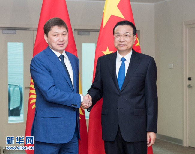Chinese Premier Li Keqiang meets with Kyrgyz Prime Minister Sapar Isakov early on Friday in Sochi. [Photo: Xinhua]