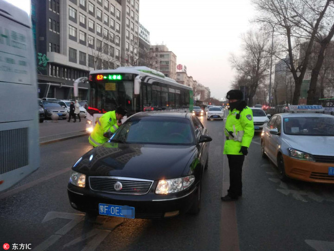 A driver is being questioned by the traffic police for suspected drunk driving in Changchun, capital city of northeast China’s Jilin province, November 19, 2017. [Photo: IC]