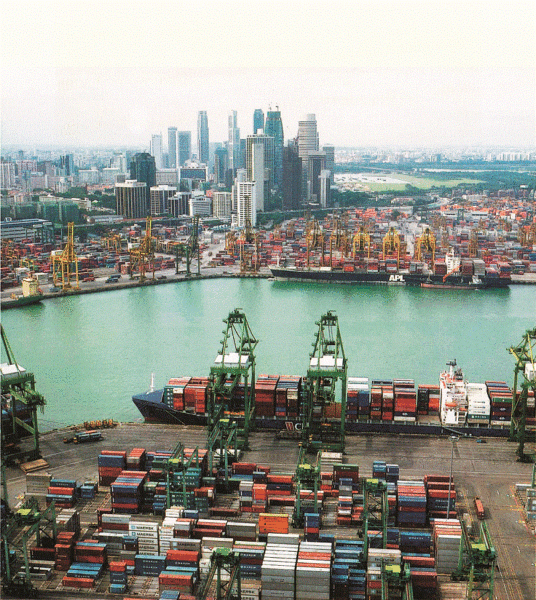 Singapore has been one of the busiest ports during the past two decades. Thanks to the rise of cargo transportation, you cannot find any works in this photos since cranes are used to stack containers on ships.[Photo:Courtesy of Hinabook]
