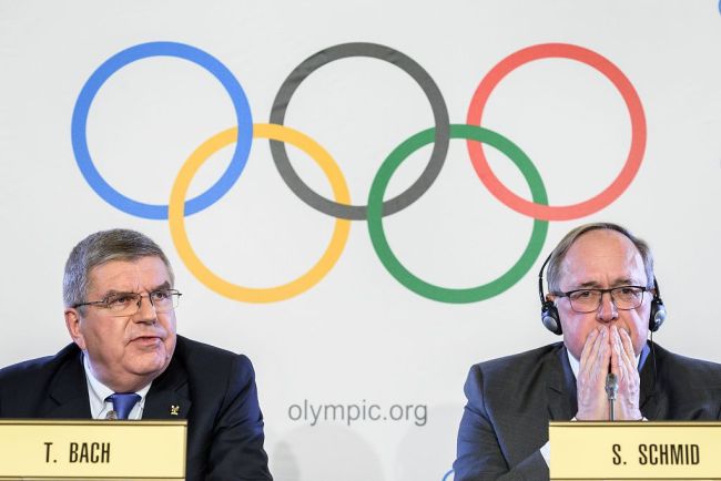 International Olympic Committee (IOC) President Thomas Bach (L) and Chair of IOC Inquiry Commission into alleged Russian doping at Sochi 2014 Swiss Samuel Schmid attend a press conference following an executive meeting on Russian doping, on December 5, 2017 in Lausanne. [Photo: VCG/ Fabrice Coffrini] 