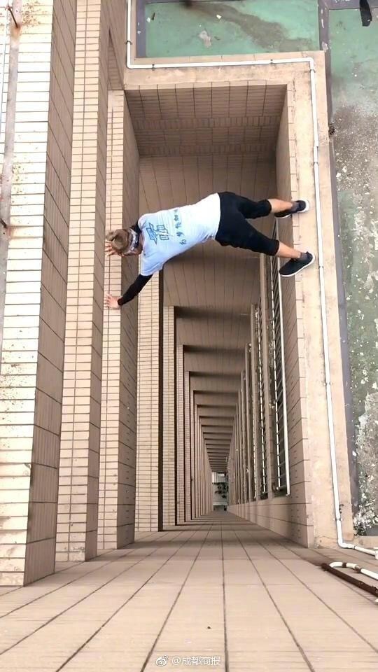 Wu stretches over a high building. [Photo: sina.cn]