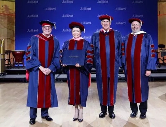 Peng Liyuan poses for a picture after obtaining the honorary degree. [Photo: ccmusic.edu.cn]