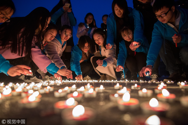 Postgraduate students of the Nanjing Agricultural University attend a memorial for the victims of the Nanjing Massacre, December 10, 2017. [Photo: VCG]