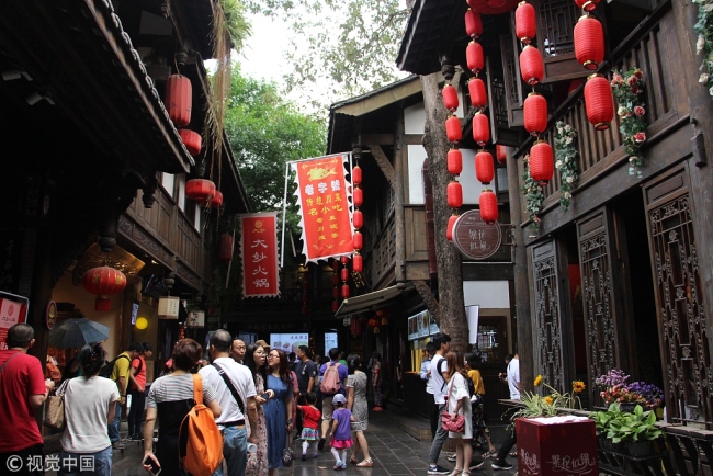Tourists visit Jinli, a traditional lane, in Chengdu, capital of southwest China's Sichuan Province. [File photo: VCG]