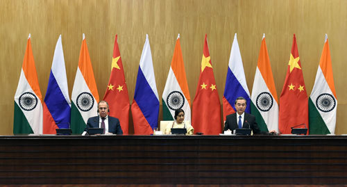 Chinese Foreign Minister Wang Yi (R) meets the press with his Russian and Indian counterparts in New Delhi, December 11, 2017. [Photo: fmprc.gov.cn]