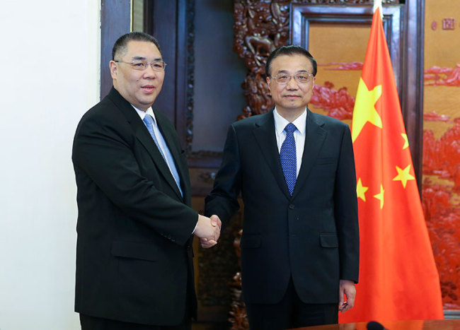Chinese Premier Li Keqiang (right) meets with Chui Sai On, Macao SAR chief executive, in Beijing, on Dec. 15, 2017. [Photo: Xinhua]