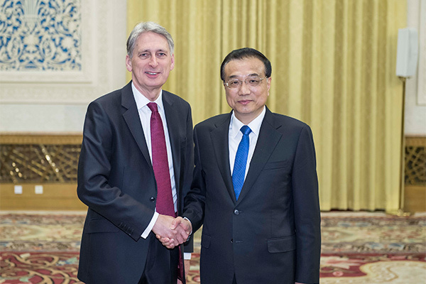 Chinese Premier Li Keqiang (right) meets with British Chancellor of the Exchequer Philip Hammond in Beijing on December 15, 2017. [Photo: gov.cn]