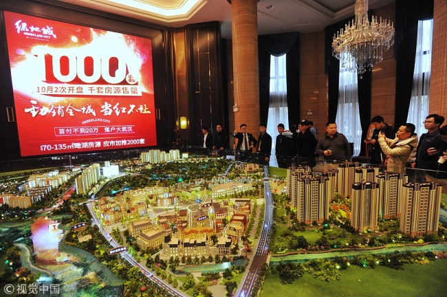 People listen to the introduction of a property project in Wuhan, Hubei province. [File photo: VCG]