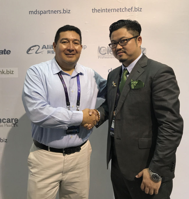 Xinde Business Services Founder Lu Mofei (right), pictured here with Neustar Inc.’s Fernando Espana, was recently selected a “dot biz’” Business Leader at the 2017 Alibaba Computing Conference in Hangzhou. Neustar Inc. is the registry operator of the .biz domain name.  [Photo provided to China Plus]