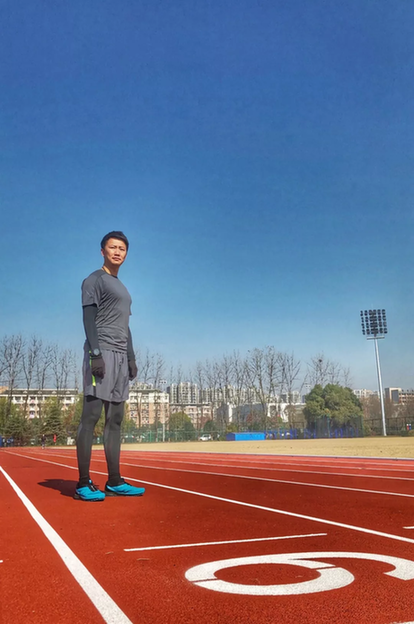 Photo shows Ma Di, chief architect of a rooftop racetrack in Hangzhou. [Photo: n.cztv.com]