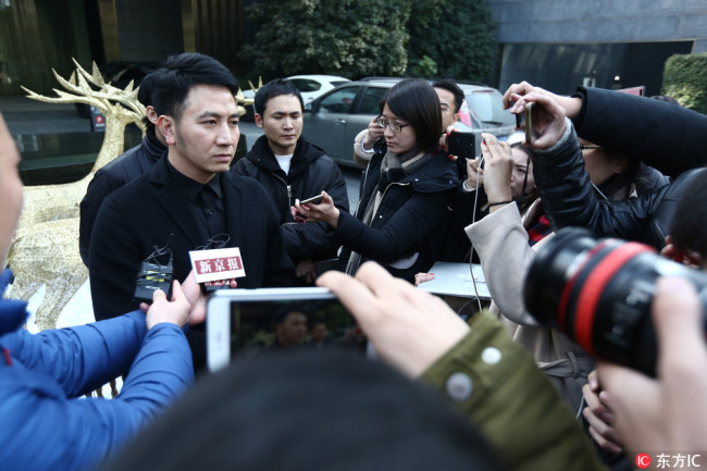 Lin Shengbin, whose wife Zhu Xiaozhen and three children were killed in an arson attack set intentionally by the nanny Mo Huanjing, is surrounded by journalists after the trial of the nanny accused of killing four people was suspended by Hangzhou Intermediate People's Court at a high grade residence in Hangzhou city, east China's Zhejiang province, December 21 2017.[Photo: IC]
