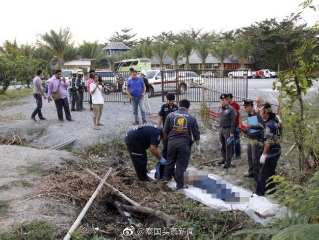 Local police arrive at the scene where a Chinese tour guide was trampled to death by an elephant in Pattaya, Thailand, on December 21, 2017. [Photo: Sina Weibo]