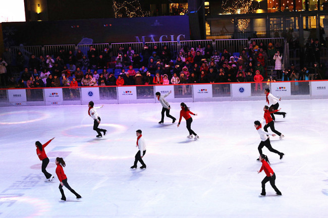 Pang Qing and Tong Jian, along with their students, perform a figure skating show at the Hi-ice Center in Beijing, December 24, 2017. [Photo: China Plus/Sang Yarong]