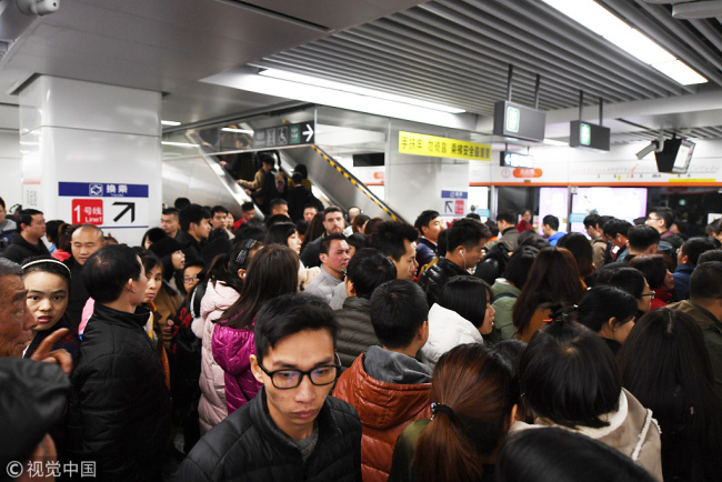 Tourists flood a subway platform in Hangzhou on December 31, 2017. [Photo: www.vcg.com]