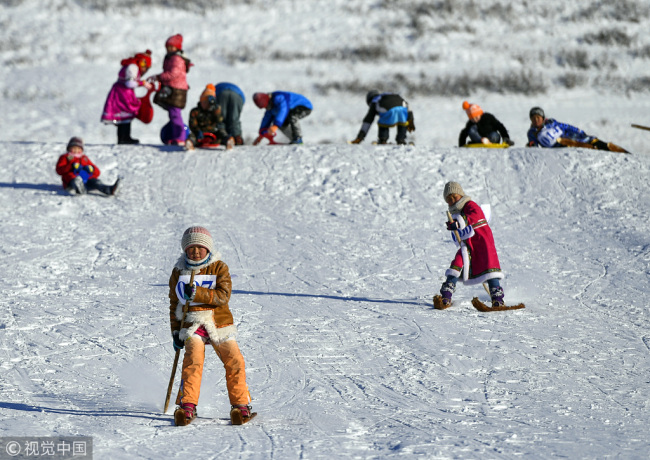 Children ski in the Xinjiang Uygur Autonomous Region on January 1, 2018. [Photo: VCG]