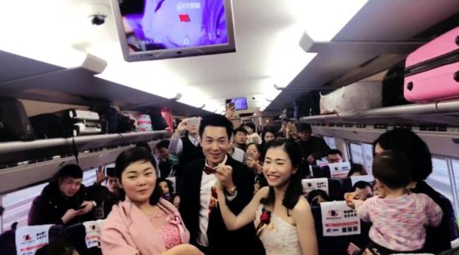 The couple poses for a photo on a high-speed train in Guangxi on January 1st, 2018. [Photo: peopleapp.com]