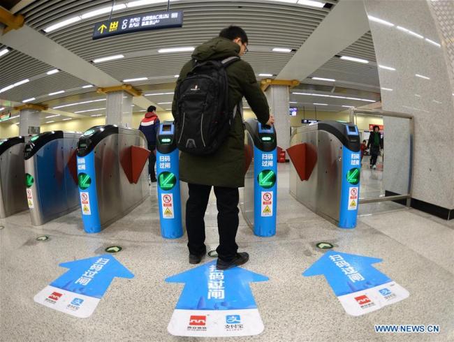 A passenger uses mobile payment to take subway at the Dayanta Station of Xi'an, capital of northwest China's Shaanxi Province, Jan. 1, 2017. [Photo: Xinhua/Liu Xiao]