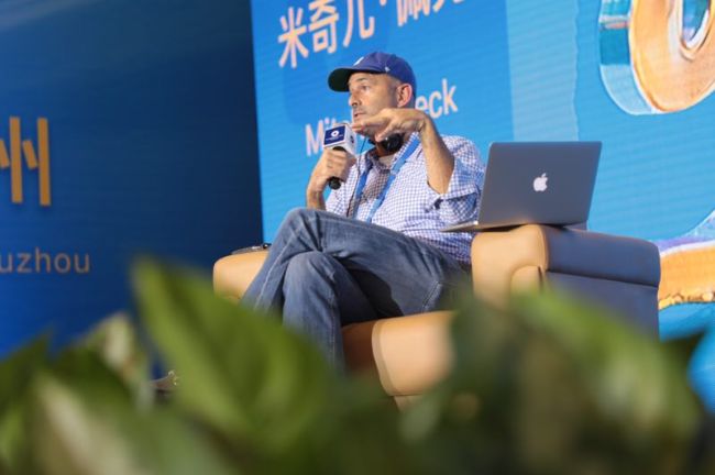 Renowned American film producer Mitchell Peck gives a lecture at a master class arranged by the organizers of Silk Road International Film Festival in Fuzhou, southeast China's Fujian Province, on Nov 30, 2017. [Photo: China Plus]