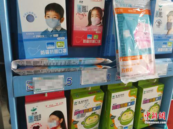 Anti-smog masks on shelves at a drug store in Beijing, January 2, 2018 [Photo: Chinanews.com]