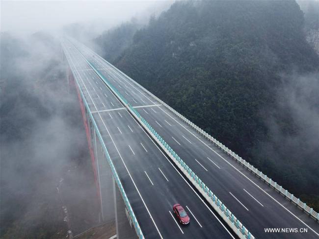 贵州新开通一条高速路 A new highway in Guizhou opened to traffic