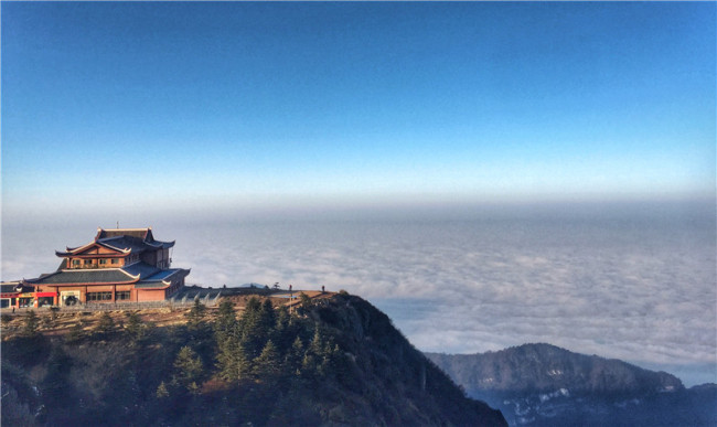 A sea of clouds at Mount Emei. [Photo provided by Mount Emei Scenic Spot]
