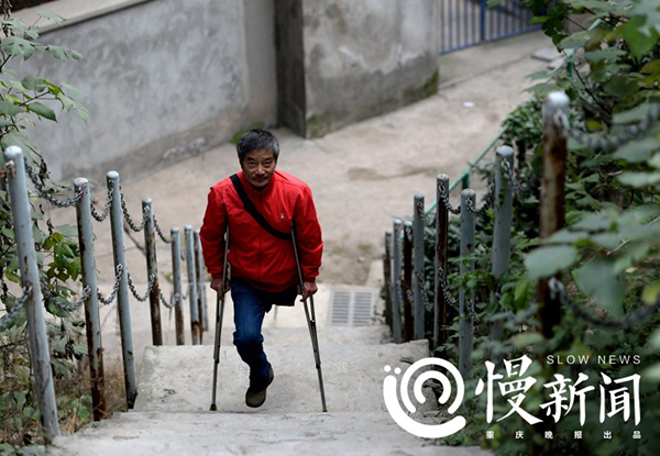 Photo shows 64-year-old Wang Rong tackling a slope on his way to swimming. [Photo: www.thepaper.cn]