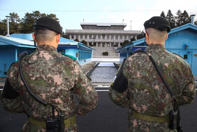 South Korean soldiers stand guard at the border truce village of Panmunjom in the Demilitarized Zone (DMZ) dividing the two Koreas on January 9, 2018. [Photo: VCG]
