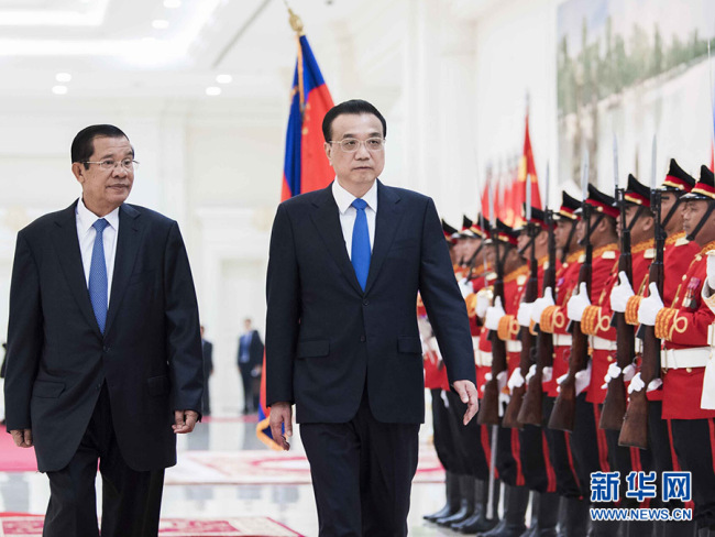 Cambodian Prime Minister Samdech Techo Hun Sen holds a welcoming ceremony for the visiting Chinese Premier Li Keqiang in Phnom Penh on Thursday, January 11, 2018. [Photo: Xinhua/Li Tao]