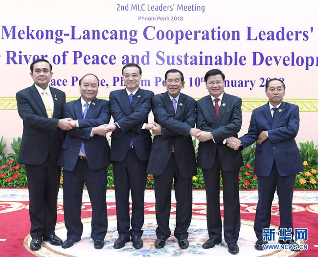 Cambodian Prime Minister Samdech Techo Hun Sen, Chinese Premier Li Keqiang, Lao Prime Minister Thongloun Sisoulith, Thai Prime Minister Prayut Chan-o-cha, Vietnamese Prime Minister Nguyen Xuan Phuc and Myanmar Vice President U Myint Swe take a group photo during the second Lancang-Mekong Cooperation leaders' meeting held in Phnom Penh on January 10, 2018. [Photo: Xinhua/Zhang Duo]